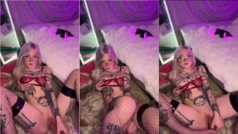Alisa Waifu loira sexy toda tatuada nua com seu vibrador