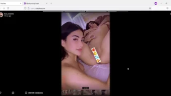 Sara Valentine e sua amiga, ambas pealadas