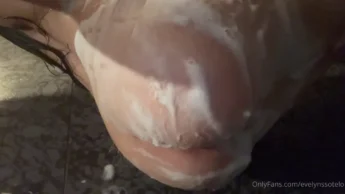 Cenas picantes da Evelyns Sotelo no banho