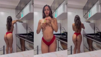 Isabella Renata sem sutiã e com a banana na boca