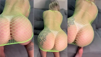 Julia Govea de quatro esfregando a xota