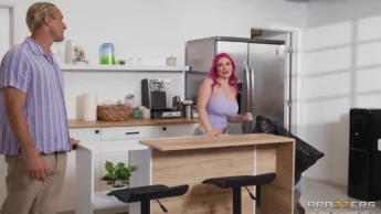 Lily Lou peituda de cabelo rosa chupada e comida com tesão