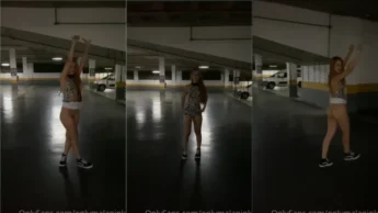 Mala Pink se exibindo no estacionamento