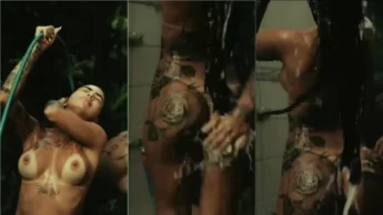 Mc Mirella completamente pelada no banho