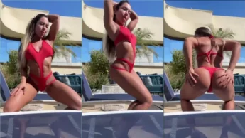 Mulher Melão tirando a roupa toda