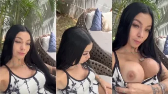 Peituda gostosa provocando muito