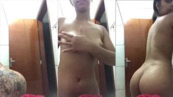 Safadinha do xvideo se exibindo feito uma putinha