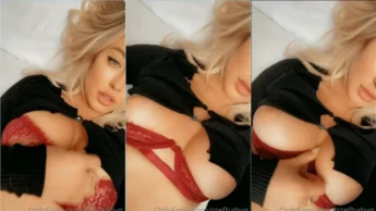 Safadinha stefbabyg exibindo as tetas grandes