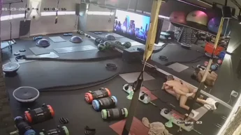 Sexo na academia com casada dando pro personal