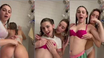 Urfavonlinesloot tomando banho com a amiga