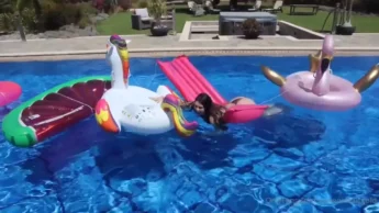 Video caseiro da Lauren Alexis na piscina