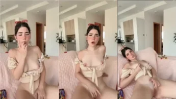 Video caseiro da zoeistheprincess socando dois dedos na buceta