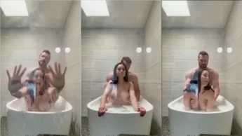 Yotta traçando gata tetuda dentro da banheira