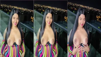Angieacoss tirou os seios para fora