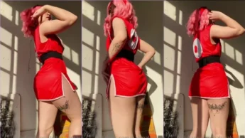 Babi Palomas fantasiada da Sakura do Naruto e mostrando a bucetinha