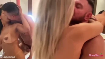 Bruna Carlos sendo fodida com força na suruba