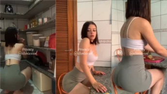 Carol Atrois de shortinho colado e top se exibindo safada