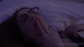 Carolina Rodrigues com seus dedos na buceta quente carnuda