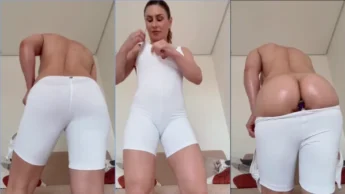 Emme White com plug anal socado no cu
