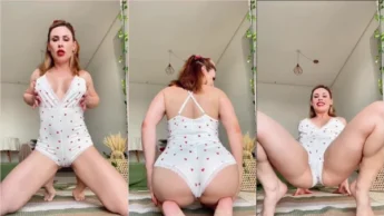Emme White toda excitada gozando com vibrador na buceta