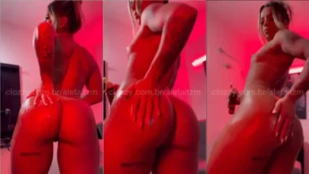Gata alefaltzm passando a mão na bunda