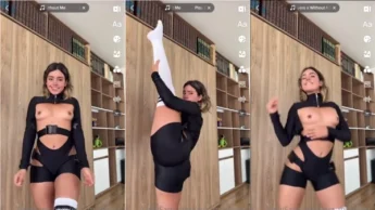 Gata Eva Martinez exibindo as tetas