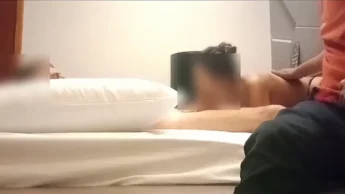 Hotwife tesuda no privacy caseiro com vadia na pica
