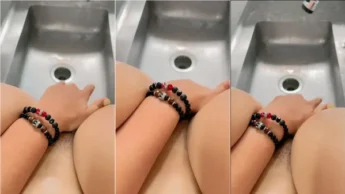 Lily bucetuda com sua xoxota molhada na torneira