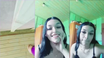 Live BuzzCast amadora morena na putaria de lingerie penteando cabelo