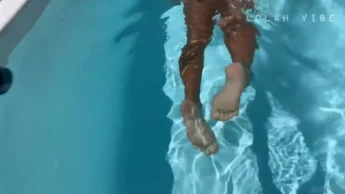 Lolah Vibe video xxx da puta de biquini na piscina