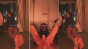 Mel Bertoja com os pés batendo punheta no consolo