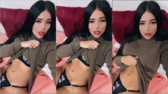 Onlyfans Ana Gandica erguendo a blusa