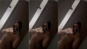 Onlyfans Ana Gandica exibindo as tetas na frente do espelho