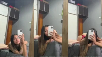 Pamelita onlyfans da gostosa na cama filmando corpo