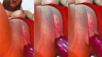 Perfeitinha Vic Bernardi enfiando o consolo na xota