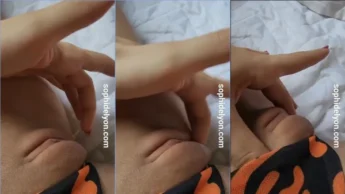 Sophi Delyon safadinha com os dedos em seu grelo