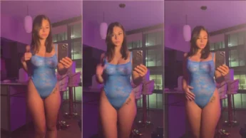 Sophie Raiin adora gravar vídeos se exibindo porque sabe que é gostosa