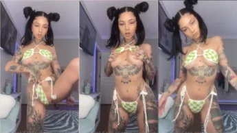 Taylor White toda linda se exibindo