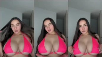 Amadora Laura Martinez Ruiz provocando com os seios gigantes