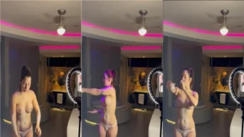 Ana Schultz sem sutiã passando creme