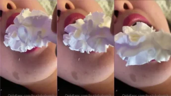 Aroomikim toda sexy comendo chantili