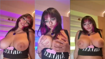 Beila Cosplay peituda linda balançando suas tetas