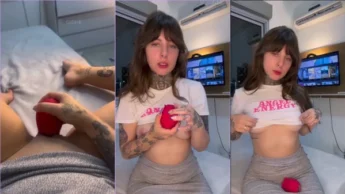 Caiu na net a catinkk gozando no vibrador