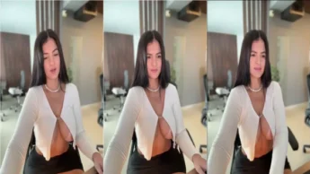 Carolina Novoa sexy ninfeta se tocando com carinho
