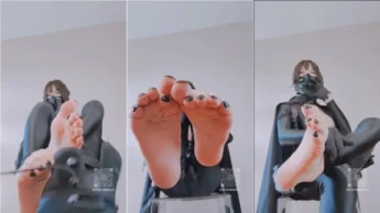 Cosdestiny exibindo os pezinhos lindos