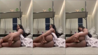 Delícia da Dani Capichaba socando o consolo na xota
