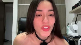 Emyii bucetuda gata de belas tetas na dedada de xota