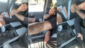 Gostosinha trappocahontas se masturbando no carro ao lado do motorista