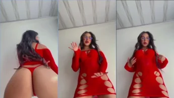 Hanna Roldan ergueu o vestido e começou rebolar só de calcinha fio dental