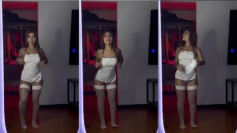 Jois Ramirezo na frente do espelho usando uma roupa muito sensual